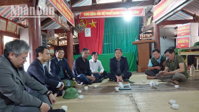 Đồng chí Nguyễn Đình Việt, Chủ tịch Ủy ban nhân dân tỉnh Sơn La cùng đoàn công tác gặp gỡ, trao đổi với người dân bản Ngậm, xã Song Pe.