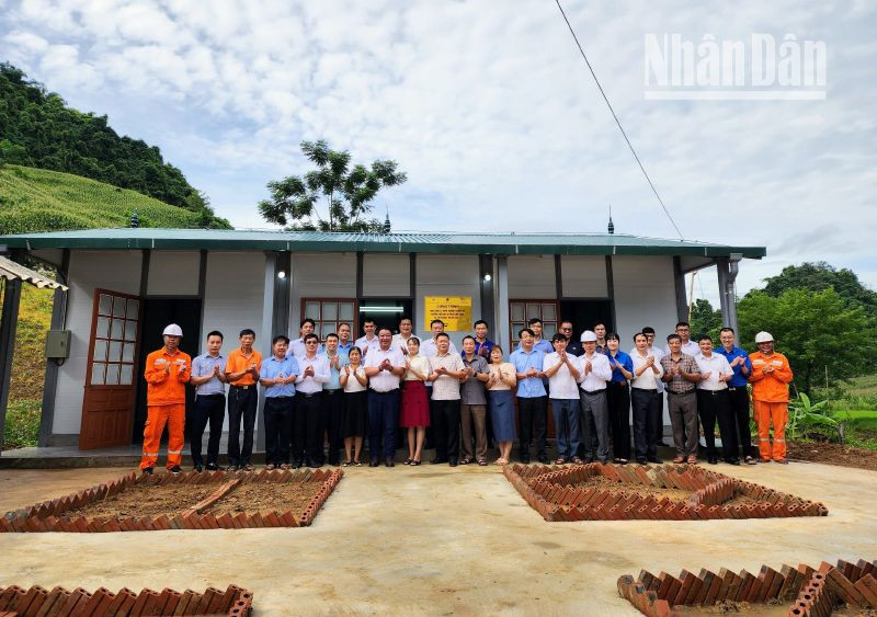 Bàn giao và đưa vào sử dụng nhà công vụ giáo viên, điểm trường Chiềng Đa, Trường tiểu học và trung học cơ sở xã Suối Bàng.