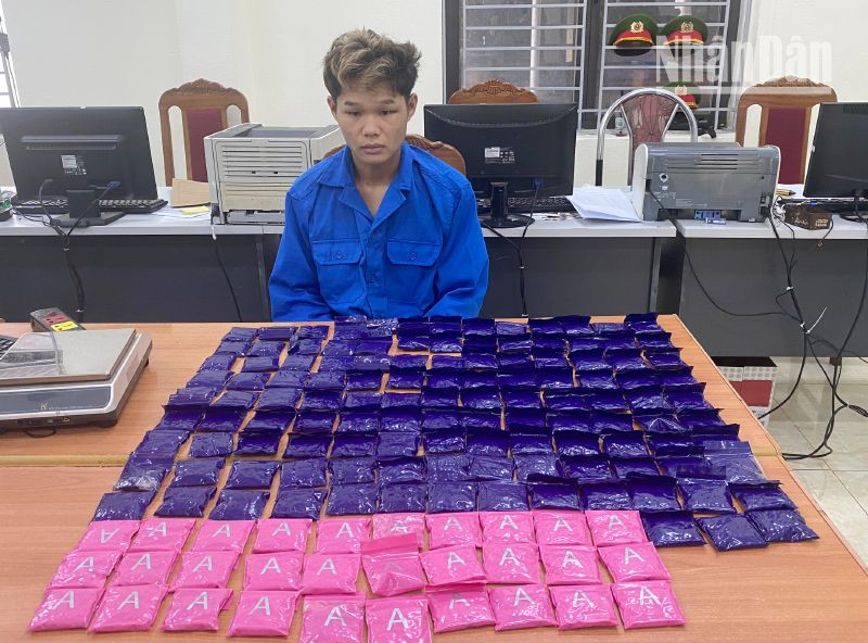 Đối tượng Cà Văn Toàn cùng tang vật 30.000 viên ma túy tổng hợp.