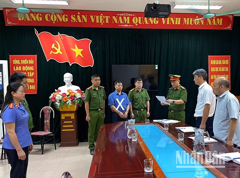 Cơ quan cảnh sát điều tra thi hành quyết định khởi tố vụ án hình sự, khởi tố bị can, lệnh bắt tạm giam đối với Cao Đình Sơn.