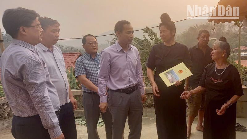 Đồng chí Huỳnh Minh Tuấn, Chủ tịch Ủy ban nhân dân huyện Thuận Châu cùng đoàn công tác thăm hỏi, động viên gia đình có người bị thương tại xã Mường É. (Ảnh: THANH HƯỜNG)