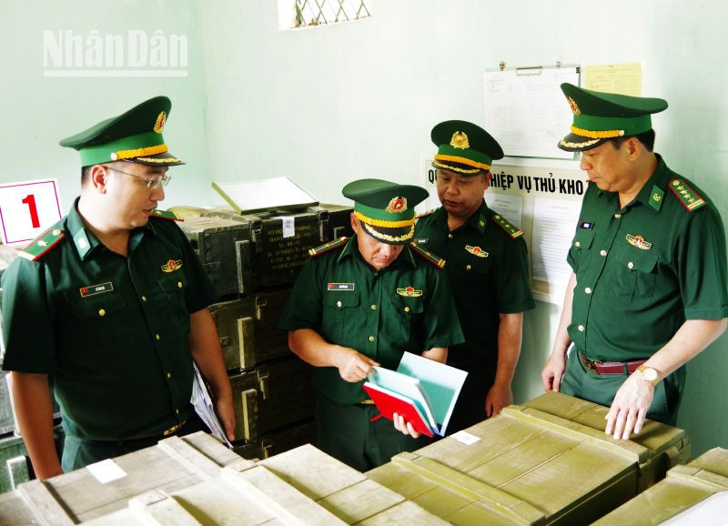 Kiểm tra vũ khí sẵn sàng chiến đấu tại Đồn Biên phòng Chiềng On.