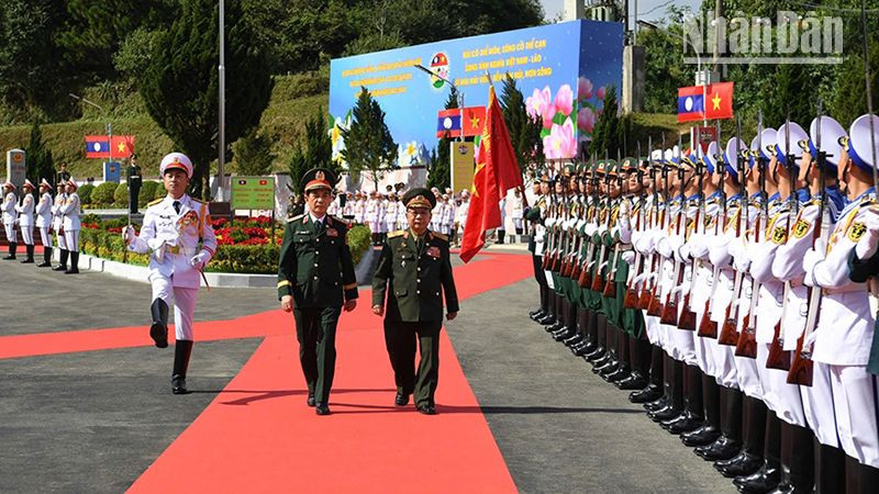 Đại tướng Phan Văn Giang và Đại tướng Chansamone Chanyalath duyệt đội danh dự Quân đội nhân dân Việt Nam.