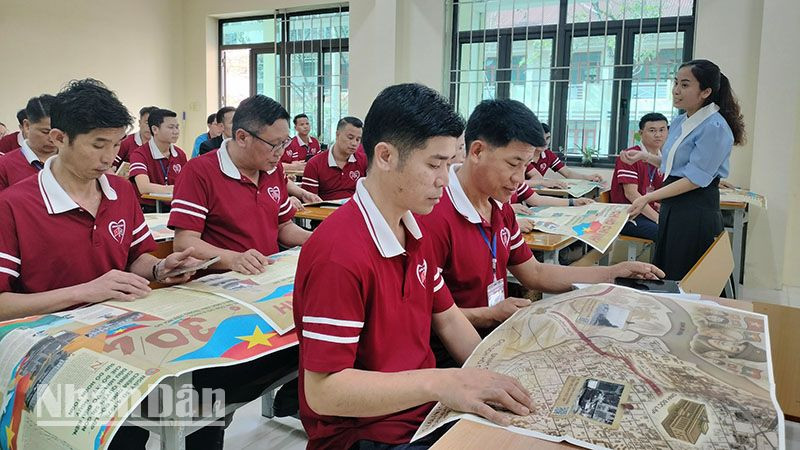 Phụ san đặc biệt của Báo Nhân Dân với chủ đề kỷ niệm 50 năm Ngày giải phóng miền Nam, thống nhất đất nước được đưa vào giờ học tiếng Việt của cán bộ Lào tại Trường cao đẳng Sơn La.