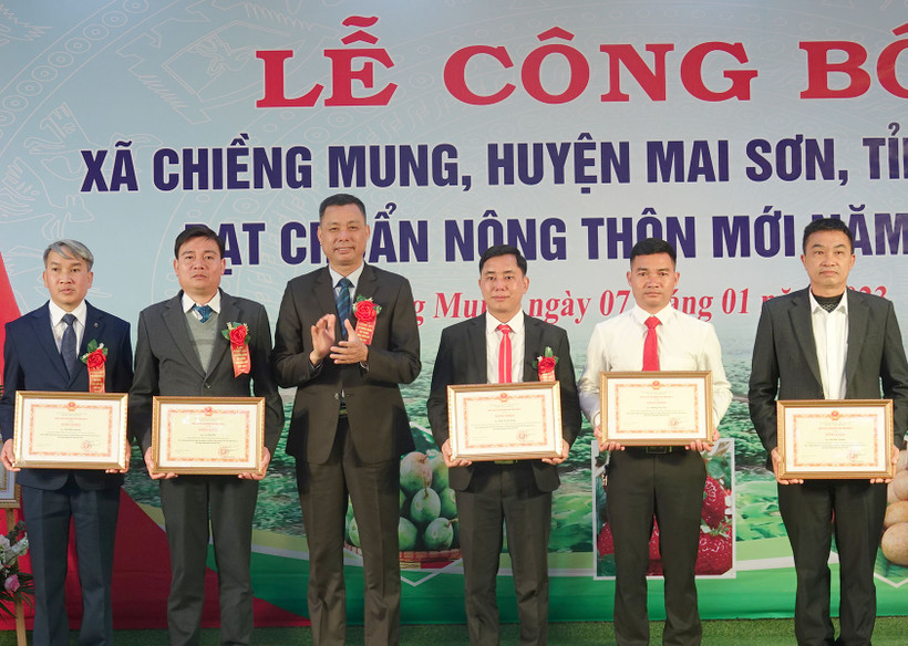 Văn nghệ chào mừng tại lễ công bố xã Chiềng Mung đạt chuẩn nông thôn mới.