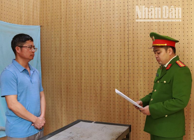 Cơ quan Cảnh sát điều tra, Công an tỉnh Sơn La thi hành lệnh bắt bị can Lê Văn Kỳ.
