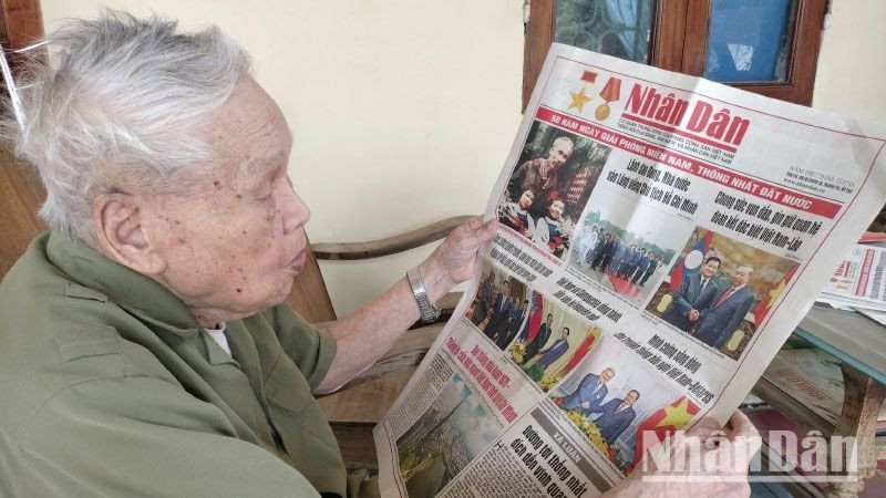 Cụ Tăng Hồng Phong vẫn duy trì thói quen đọc báo Đảng mỗi ngày trong suốt bao năm qua.
