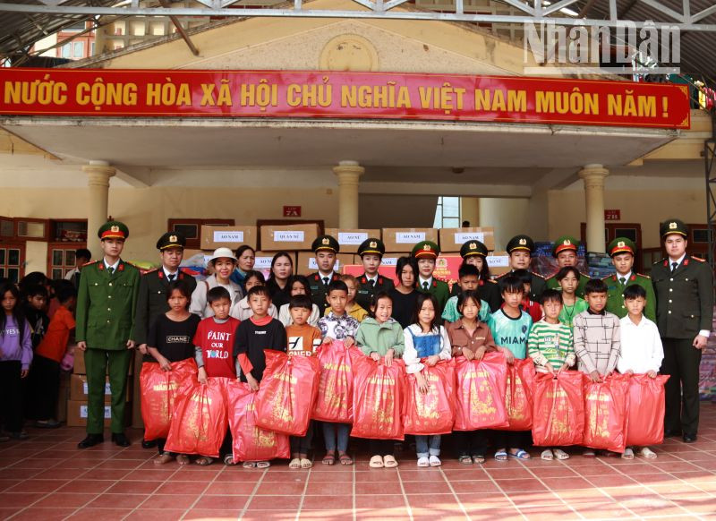 Những món quà được đoàn công tác hỗ trợ tới thầy và trò nhà trường.