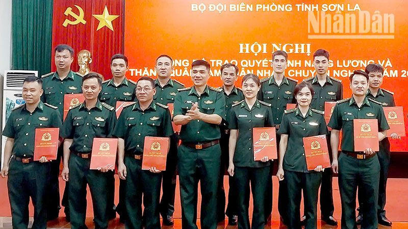 Các đồng chí quân nhân chuyên nghiệp nhận quyết định nâng lương và thăng quân hàm năm 2025.