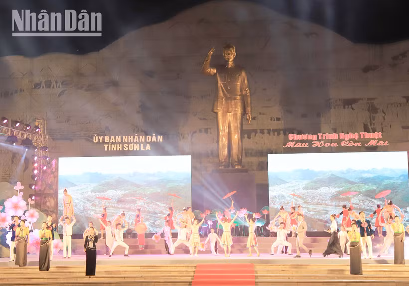 Chương trình nghệ thuật “Màu hoa còn mãi” vận động xây dựng “Quỹ học bổng Tô Hiệu” do tỉnh Sơn La tổ chức.