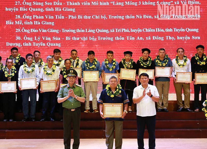 Lãnh đạo Bộ Công an, Tỉnh ủy Sơn La trao tặng Bằng khen và biểu dương các tập thể, cá nhân có thành tích xuất sắc.