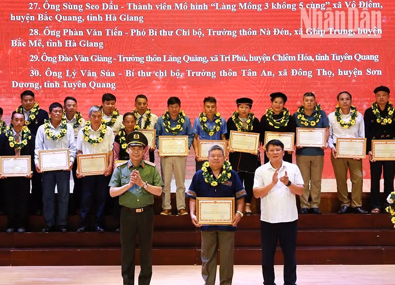 Lãnh đạo Bộ Công an, Tỉnh ủy Sơn La trao tặng Bằng khen và biểu dương các tập thể, cá nhân có thành tích xuất sắc.