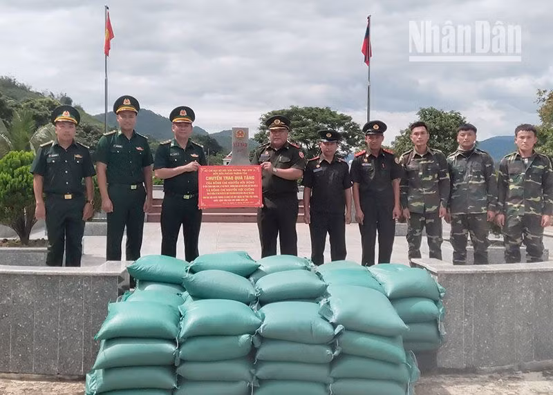 Đồn Biên phòng Phiêng Pằn chuyển trao 2 tấn gạo nếp cho Đại đội Biên phòng 213.