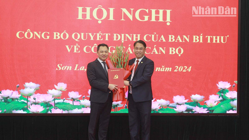 Đồng chí Phan Thăng An, Phó Trưởng Ban Tổ chức Trung ương trao Quyết định và hoa chúc mừng đồng chí Nguyễn Đình Việt.