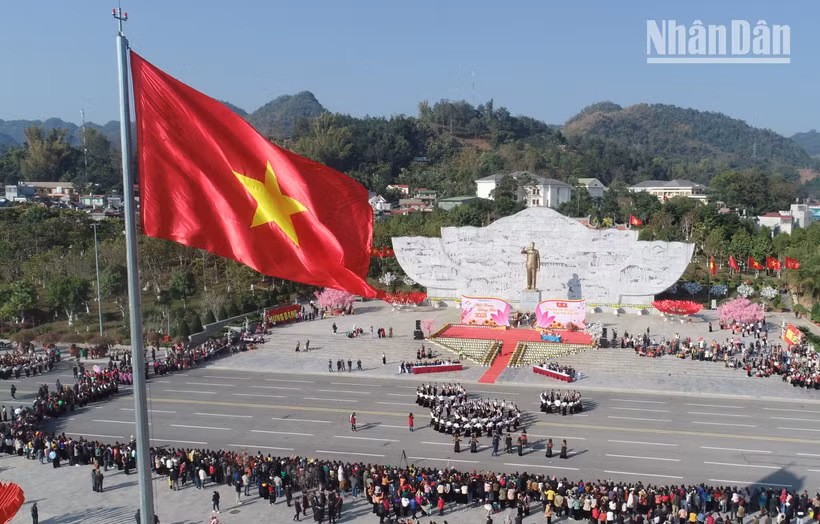 Vòng xòe đoàn kết dâng Bác và mừng Đảng quang vinh.