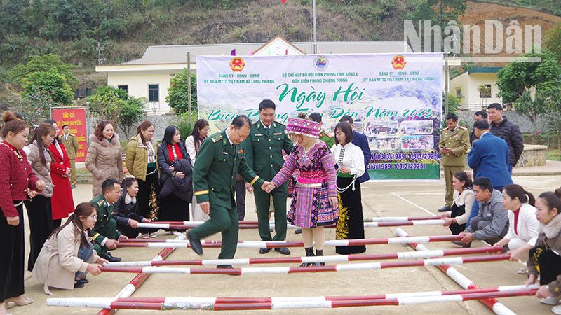 Nhân dân 2 xã biên giới Lóng Phiêng và xã Chiềng Tương cùng cán bộ, chiến sĩ Bộ đội Biên phòng tham gia các trò chơi dân gian.