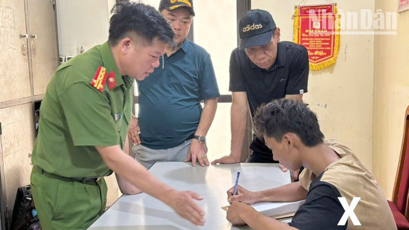 Đại tá Trần Thanh Sơn, Phó Giám đốc, Thủ trưởng cơ quan Cảnh sát điều tra Công an tỉnh Sơn La tiến hành lấy lời khai đối tượng Tòng Văn Vương.