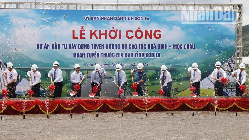 Các đại biểu thực hiện nghi thức động thổ thực hiện dự án khởi công tuyến đường bộ cao tốc Hòa Bình-Mộc Châu.