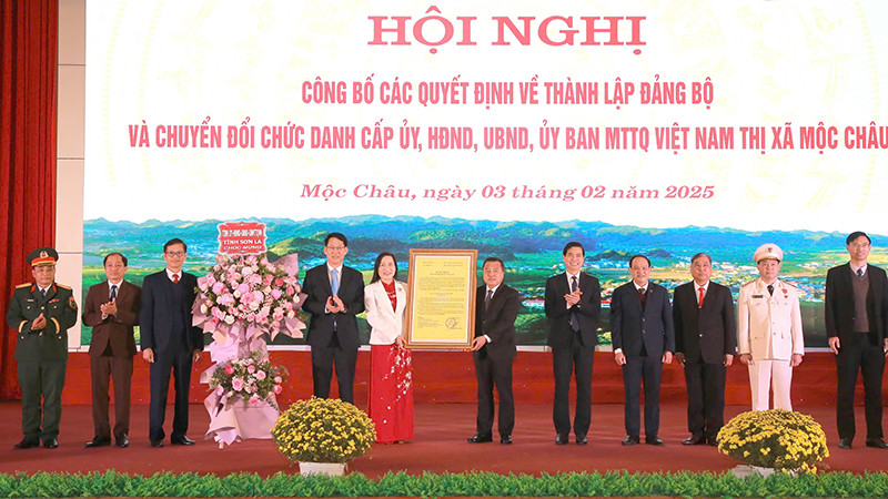 Đồng chí Hoàng Quốc Khánh, Bí thư Tỉnh ủy Sơn La trao Quyết định thành lập Đảng bộ thị xã Mộc Châu.