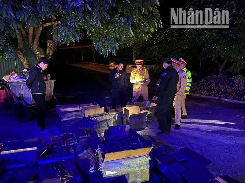 Số thuốc lá điện tử đựng trong các thùng carton đang trên đường vận chuyển thì bị lực lượng chức năng phát hiện. (Ảnh: Lê Dũng)