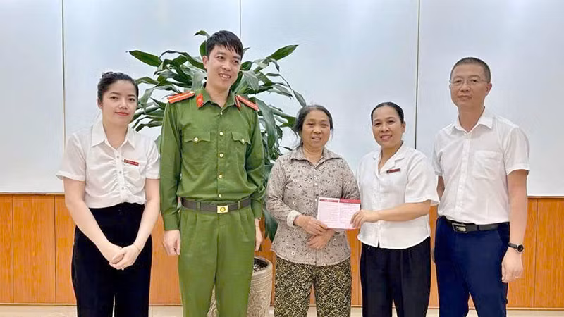 Lực lượng Công an thị trấn Hát Lót và Ngân hàng Agribank Mai Sơn kịp thời ngăn chặn vụ chuyển tiền cho đối tượng lừa đảo.