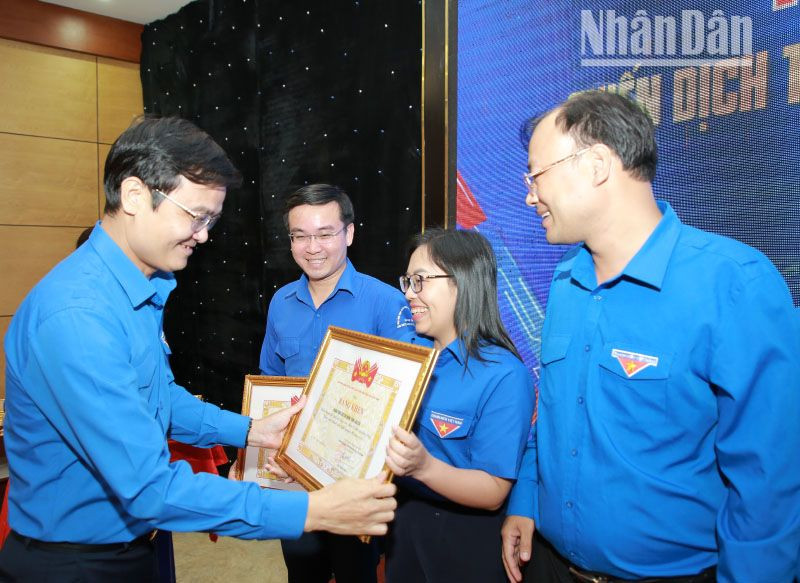 Bí thư thứ nhất Trung ương Đoàn Bùi Quang Huy tặng Bằng khen cho các tập thể, cá nhân.
