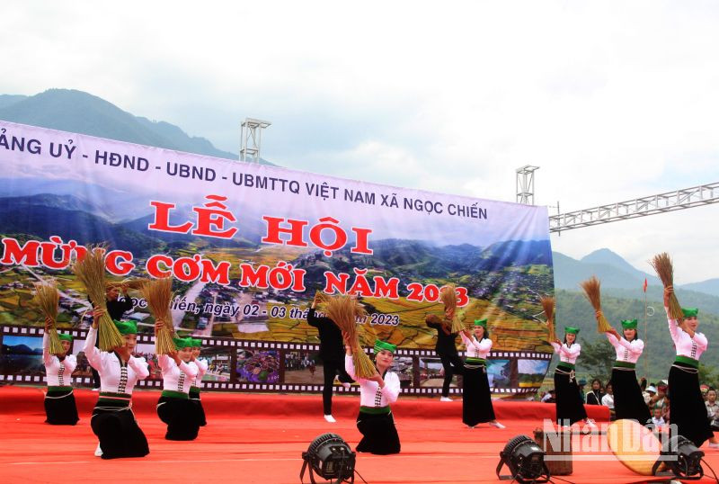 Lễ hội mừng cơm mới được xã Ngọc Chiến tổ chức vào dịp mùa lúa chín cuối tháng 8 và đầu tháng 9 hằng năm.