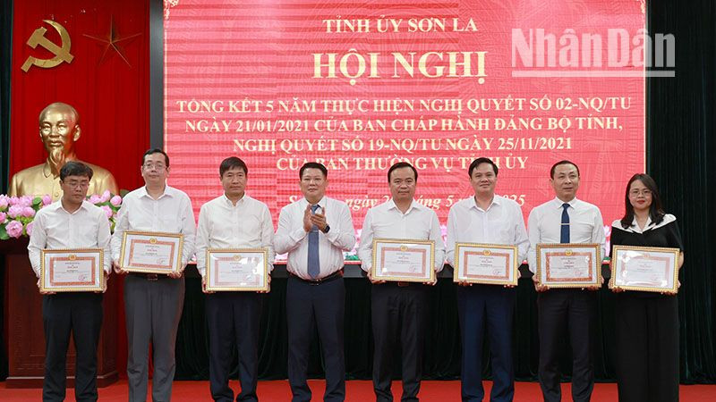 Đồng chí Lò Minh Hùng, Phó Bí thư Thường trực Tỉnh ủy Sơn La trao bằng khen cho các tập thể.