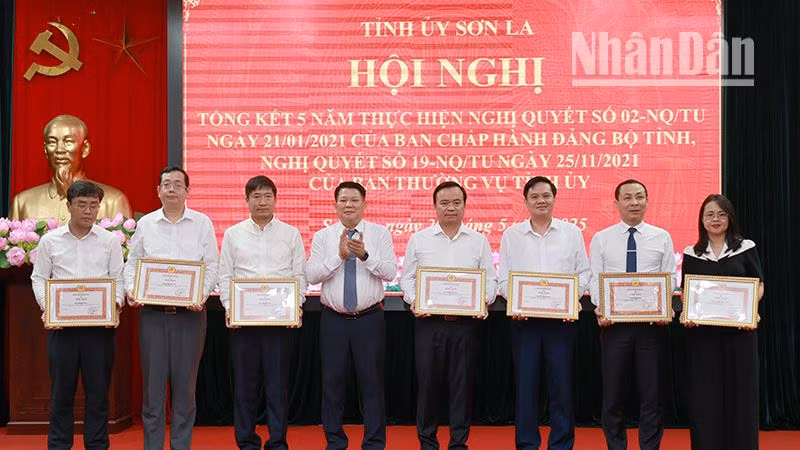 Đồng chí Lò Minh Hùng, Phó Bí thư Thường trực Tỉnh ủy Sơn La trao bằng khen cho các tập thể.