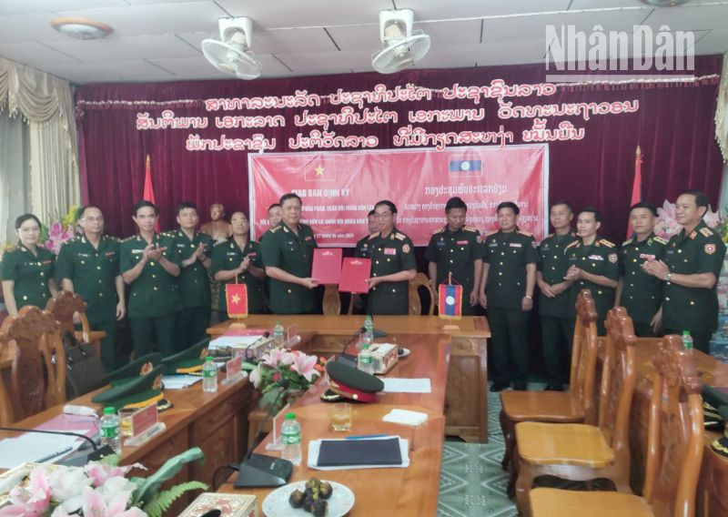 Đại diện lãnh đạo hai bên ký các bản ghi nhớ tại cuộc hội đàm.