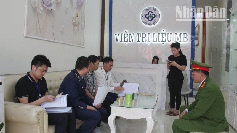 Cơ sở số 99G đường Tô Hiệu "Viện trị liệu MB", thành phố Sơn La không có giấy phép hoạt động đã được yêu cầu đóng cửa, gỡ biển và xử phạt 7,5 triệu đồng. (Ảnh: LAM GIANG)