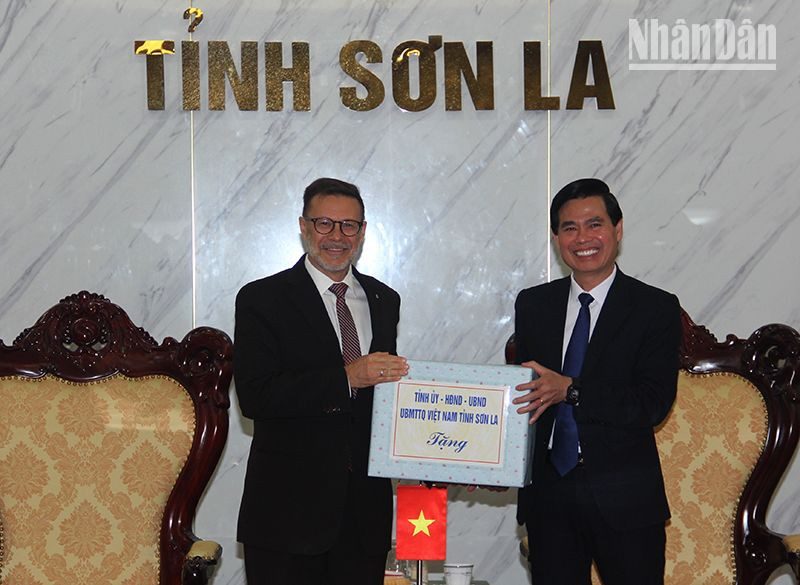 Lãnh đạo tỉnh Sơn La tặng quà Đại sứ đặc mệnh toàn quyền Australia tại Việt Nam Andrew Goledzinowski và đoàn công tác.