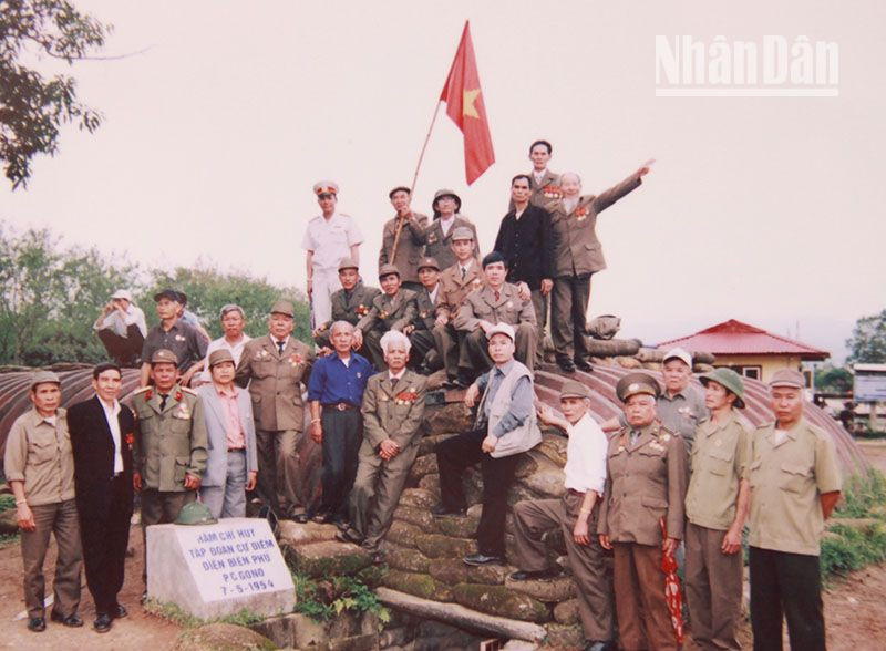 Ông Nguyễn Văn Bể (Đứng thứ 5, hàng thứ nhất từ trái qua) cùng đồng đội thăm lại chiến trường xưa Điện Biên Phủ. (Ảnh tư liệu chụp lại)