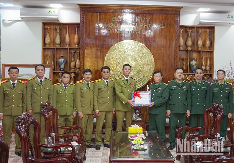 Đoàn công tác của Công an tỉnh Huaphanh, nước bạn Lào thăm, chúc Tết Bộ Chỉ huy Bộ đội Biên phòng tỉnh Sơn La.