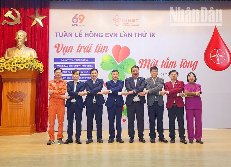 Đại diện 5 đơn vị ngành điện tại Sơn La và các đơn vị thể hiện quyết tâm tại tuần lễ hồng EVN lần thứ 9.