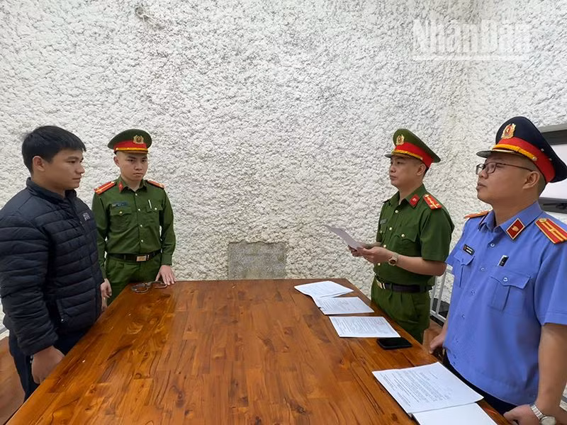 Cơ quan Cảnh sát điều tra, Công an huyện Yên Châu thi hành các quyết định đối với đối tượng Lò Văn Lịch.