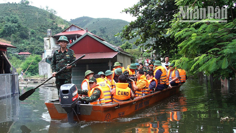 Đồng chí Phó Thủ tướng và đoàn công tác kiểm tra tình hình ngập úng tại bản Phiêng Nghè, xã Chiềng Đen, thành phố Sơn La.