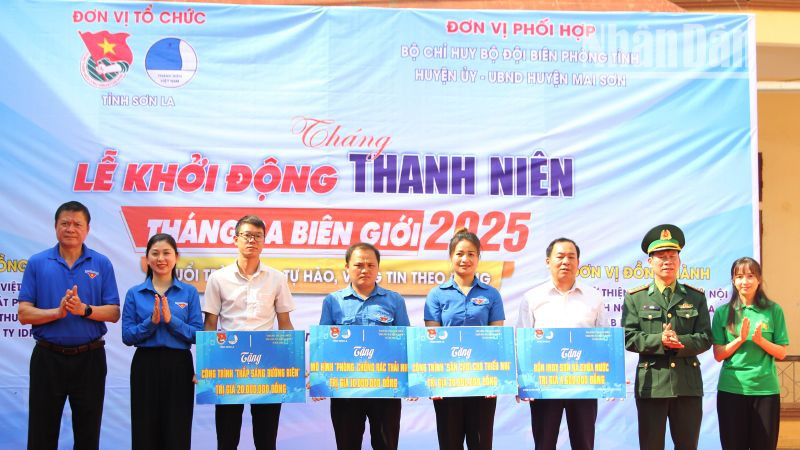 Lãnh đạo Bộ đội Biên phòng tỉnh, Tỉnh Đoàn, Huyện ủy Mai Sơn và trao tặng các mô hình, công trình cho các đơn vị thuộc xã Phiêng Pằn.
