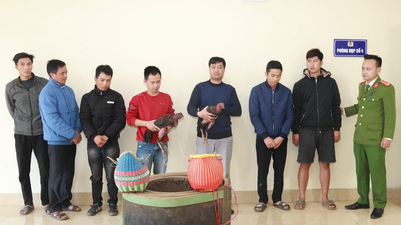 Các đối tượng cùng tang vật tại cơ quan công an.