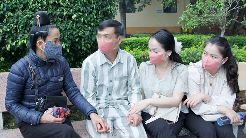 Ngay từ sáng sớm, gia đình và người thân của các phạm nhân được đặc xá đã có mặt để chứng kiến khoảnh khắc xúc động này.