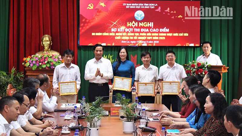 Phó Giáo sư, Tiến sĩ Nguyễn Huy Hoàng, Giám đốc Sở Giáo dục và Đào tạo tỉnh Sơn La tặng Giấy khen cho các tập thể, cá nhân tiểu biểu trong đợt thi đua cao điểm.