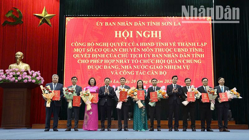 Đồng chí Bí thư Tỉnh ủy và Chủ tịch Ủy ban nhân dân tỉnh Sơn La trao quyết định và tặng hoa chúc mừng các đồng chí Giám đốc các sở, ngành được bổ nhiệm.