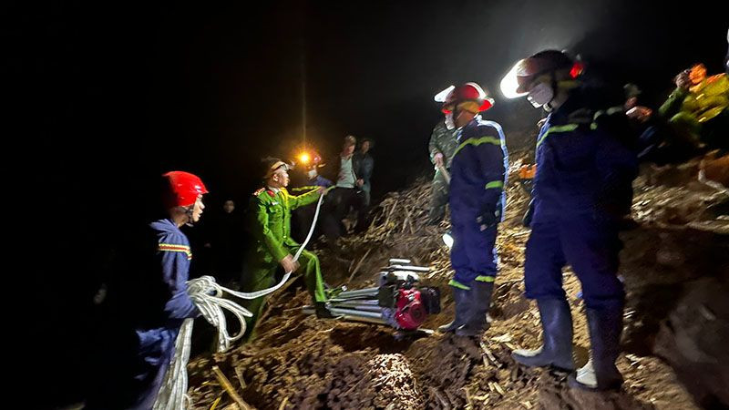 Đại tá Trần Thanh Sơn, Phó Giám đốc, Thủ trưởng cơ quan Cảnh sát điều tra, Công an tỉnh Sơn La trực tiếp chỉ đạo điều hành các lực lượng khẩn trương cứu nạn, cứu hộ, giải quyết vụ xe đầu kéo rơi xuống vực sâu.