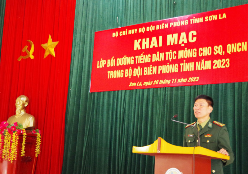 Đại tá Vũ Đức Tú, Phó Chính ủy Bộ đội Biên phòng tỉnh Sơn La phát biểu tại khai mạc lớp bồi dưỡng. (Ảnh: QUÀNG HÙNG)