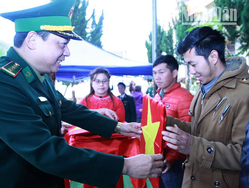 Lãnh đạo Bộ Chỉ huy Bộ đội Biên phòng tỉnh Sơn La tặng Cờ Tổ quốc, cờ Đảng cho 9 bản xã Chiềng Khừa.