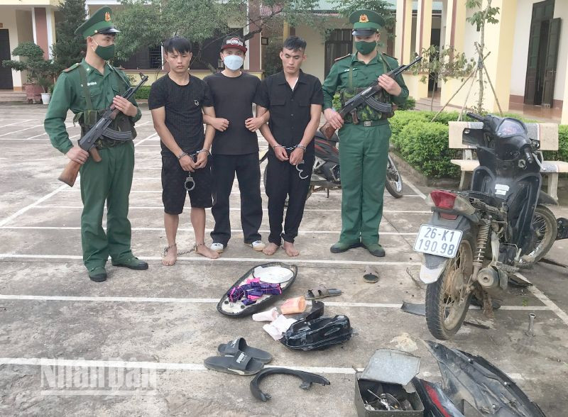 Hai đối tượng Thào A Dơ và Thào A Nếnh cùng tang vật.
