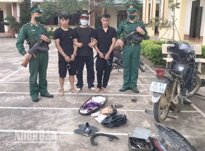 Hai đối tượng Thào A Dơ và Thào A Nếnh cùng tang vật.