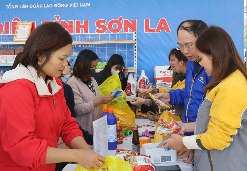 Cắt băng khánh thành chợ Tết công đoàn tại huyện Phù Yên, Sơn La.