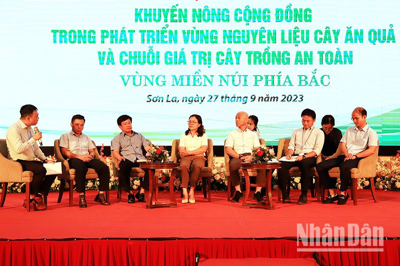 Đại biểu thảo luận tại hội thảo khuyến nông cộng đồng trong phát triển vùng nguyên liệu cây ăn quả và chuỗi giá trị cây trồng an toàn vùng miền núi phía bắc. 