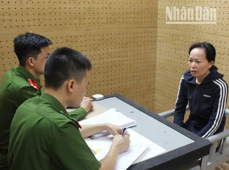 Đối tượng Hà Thị Thi tại cơ quan Công an. (Ảnh: Cao Thiên)